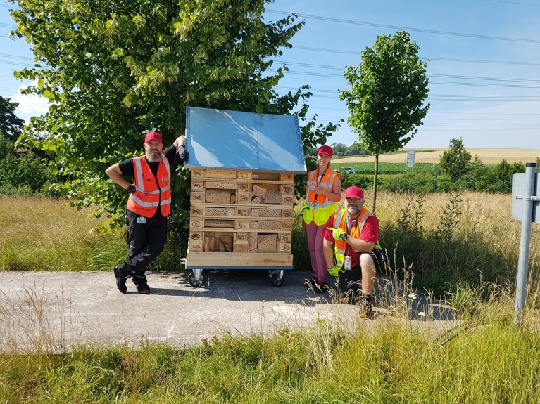 Mitarbeiter:innen des Amazon Logistikzentrums in Koblenz bauten aus alten Paletten und anderen Teilen ein nagelneues Insektenhotel.