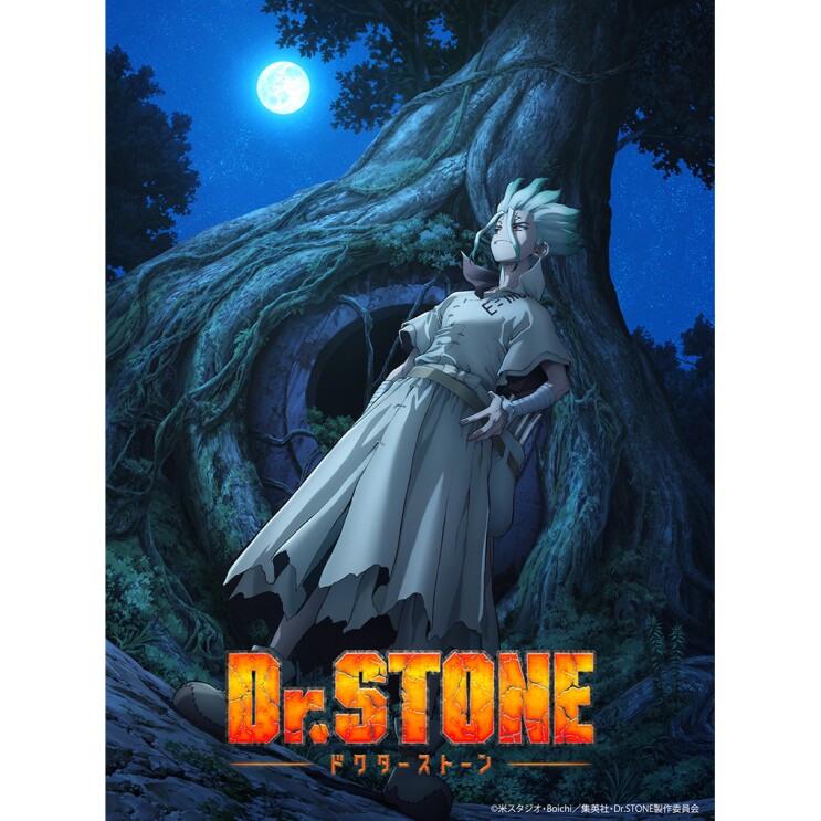 月明かりの下で大きな穴が開いた木の根元に立つ男性。古代の民族衣装のような服装。