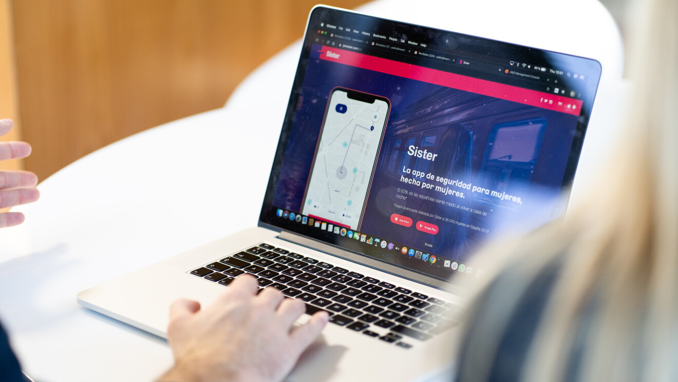 Wave hizo una encuesta online en 2019 y descubrieron que de una muestra de 35 000 mujeres españolas, el 83% de ellas sienten miedo cuando caminan solas por la noche. En primer plano aparece un ordenador portátil y en la pantalla la aplicación de Sister. El ordenador está encima de una mesa blanca. En primer plano y desenfocadas las manos de Pablo Clemente, Director de tecnología de Wave y el pelo rubio de Tiina Rinne, Directora de marketing de Wave.
