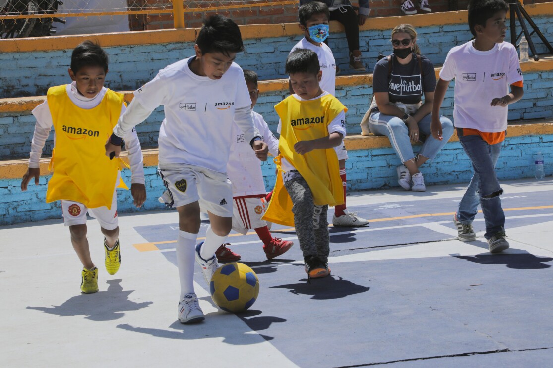 Niños jugando a fúbtol.