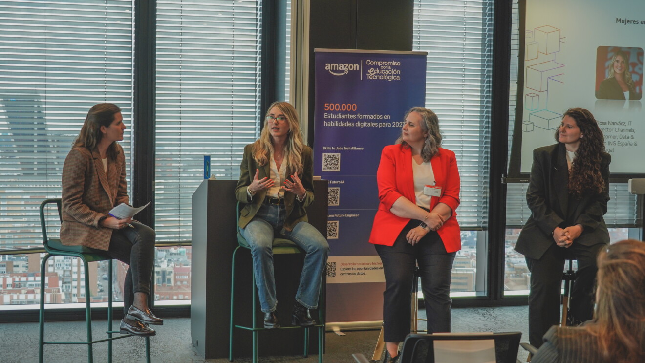 Covadonga Villalba, Senior Account Manager de AWS, Rosa Narváez, IT Director Channels, Customer, Data & IA de ING España & Portugal, Conchi Abasolo, Application Services Director – GenAI de NTT Data Europe & Latam, y Natalia Rodríguez, fundadora y CEO de Saturno Labs 