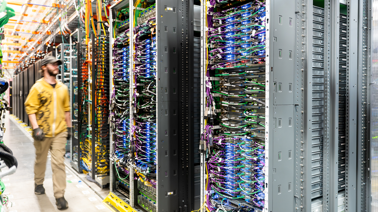 Technicies marche dans un data center 
