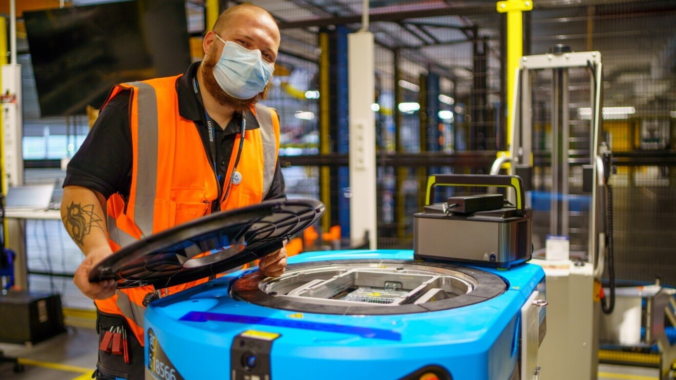 Mann am Arbeitsplatz in Gera mit Maschine