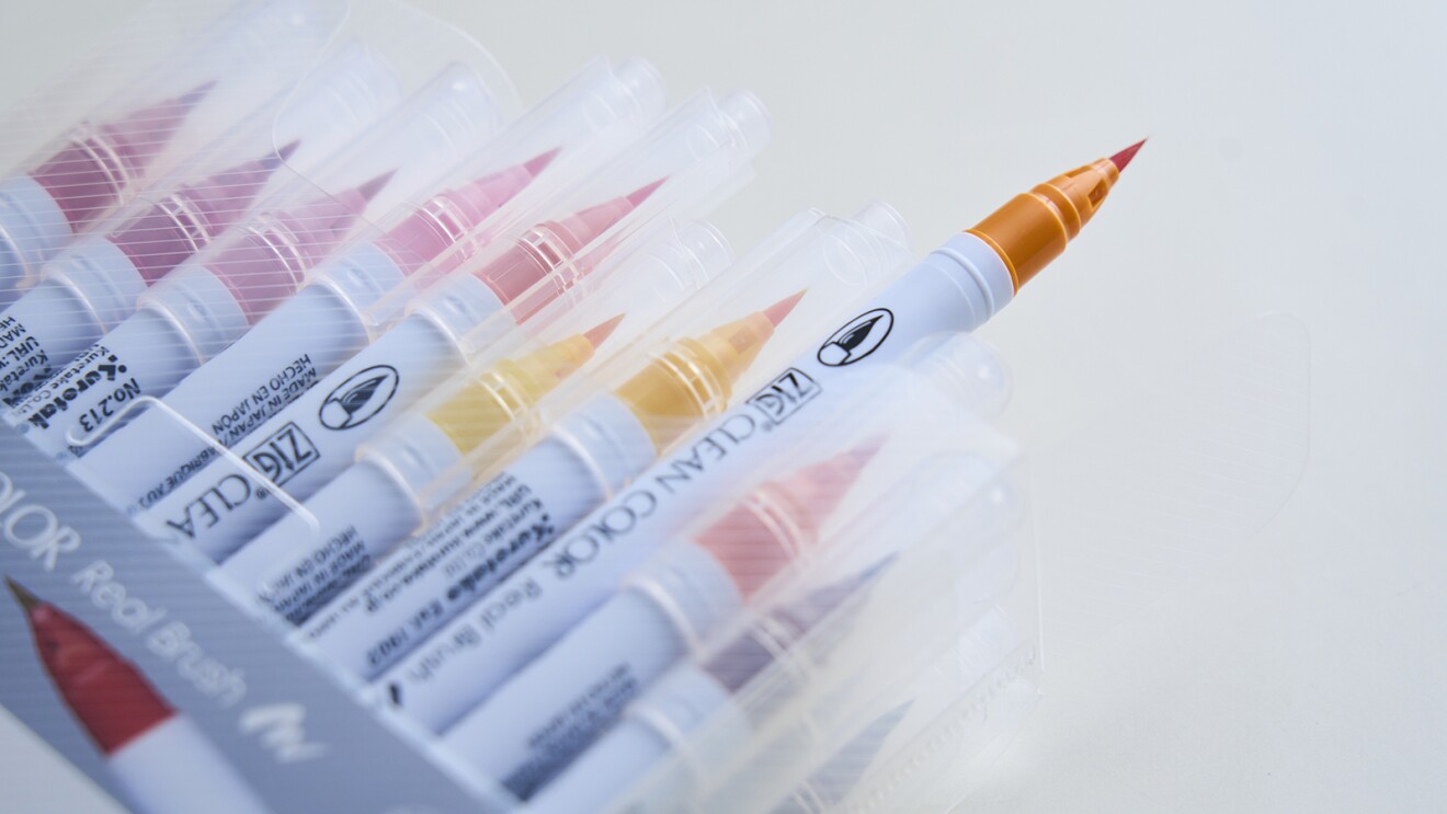 カラフルな筆ペン。色の濃さが異なるバリエーションが豊か