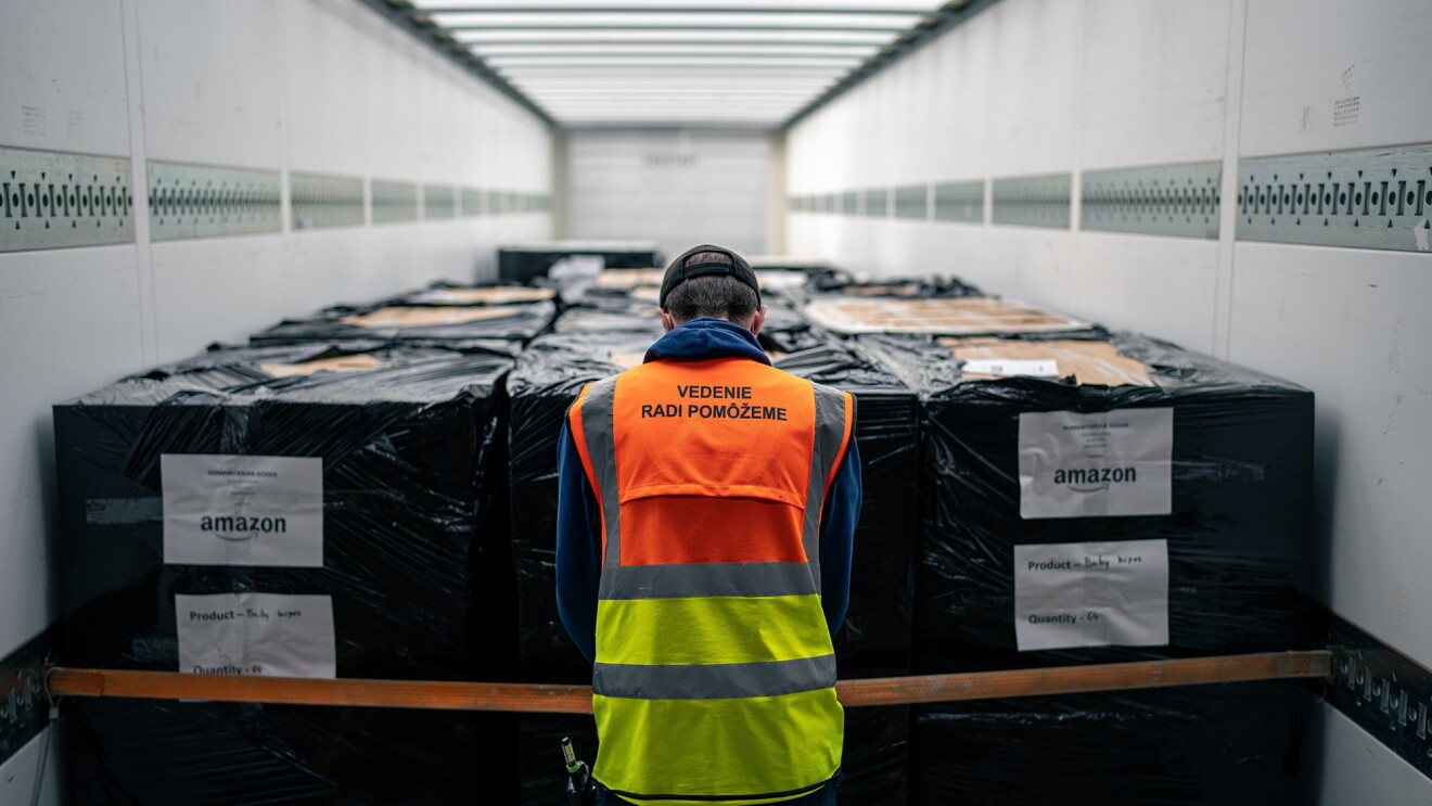 Dipendenti Amazon movimentano pallet con i beni donati a favore dei rifugiati ucraini nell'hub umanitario in Slovacchia