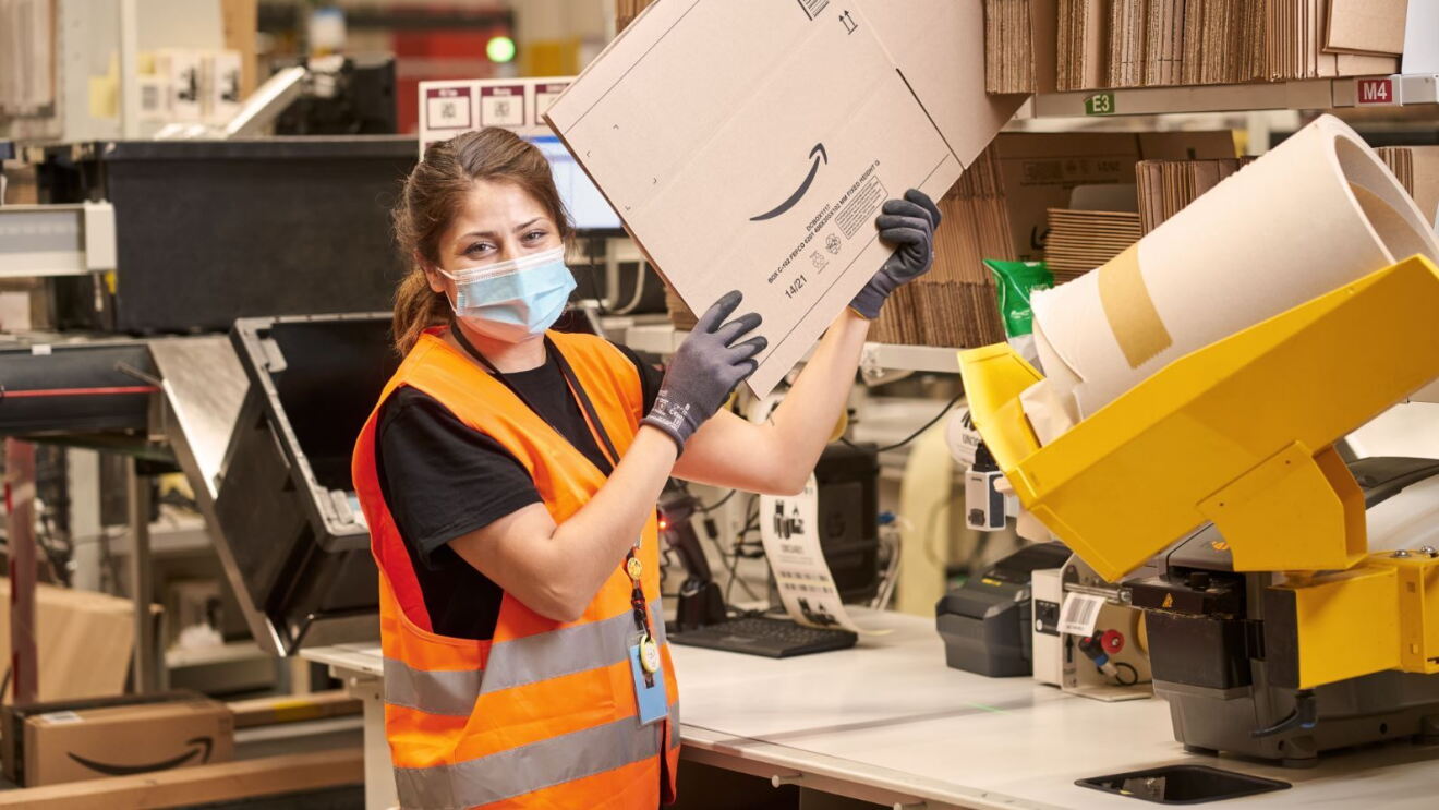 Mitarbeiterin an der Packstation
