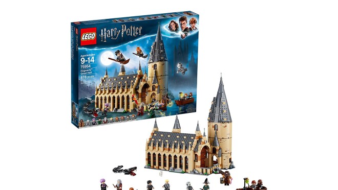 一套878块乐高10迷你数字:哈利波特、罗恩·韦斯莱,赫敏·格兰杰,德拉科·马尔福,苏珊的骨头,麦格教授,教授奇洛与双重伏地魔的脸,海格,阿不思·邓布利多,差点没头的尼克,以及可信赖的蛇怪,福克斯的生物,海德薇格和斑斑的数字。霍格沃茨大会堂措施超过14”(37厘米)高,十一”(30厘米)宽,7英寸(18厘米)深。