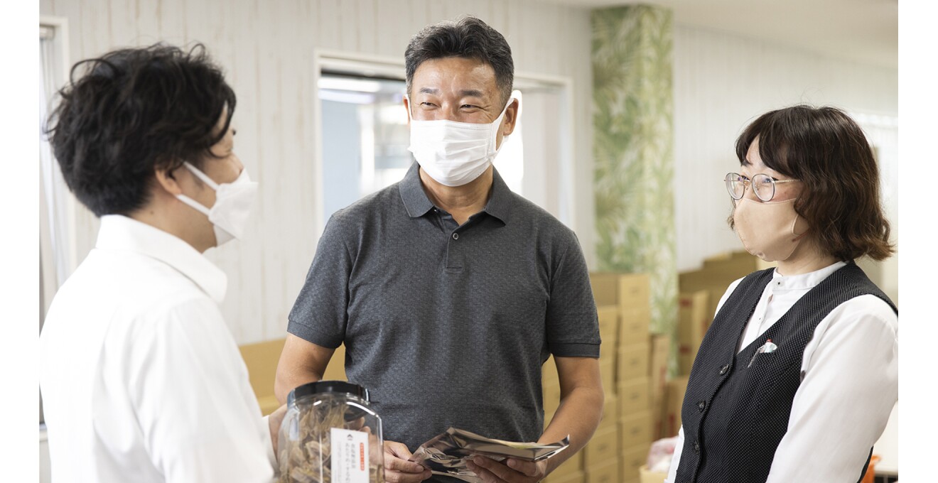 商品について話す谷上さんたち