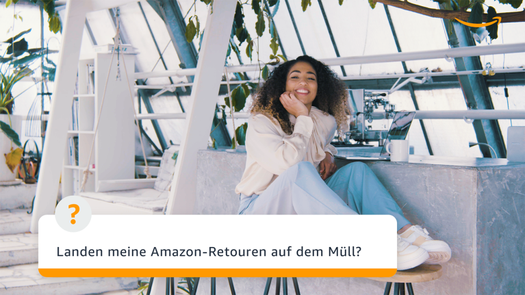Amazon antwortet_ Cherifa sitzt auf einem Barhocker, vor sich ihr Laptop