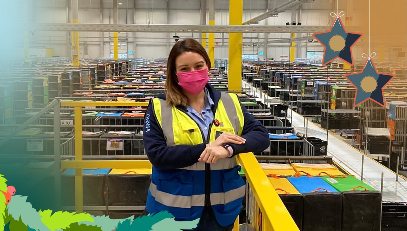 Eine junge Frau im Logistikzenrum.