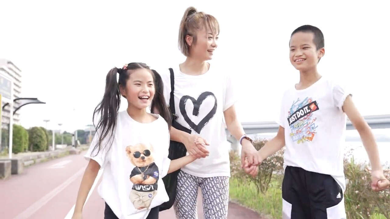 お子さん達と楽しそうに出かける何さん