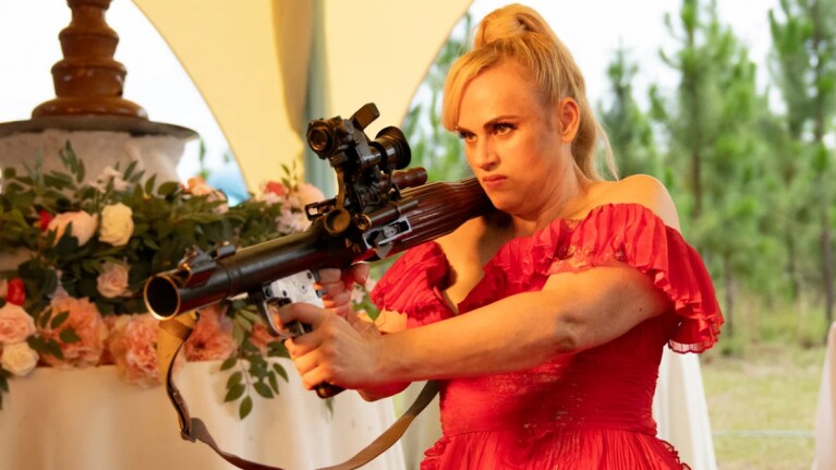 Rebel Wilson with a gun in Bride Hard