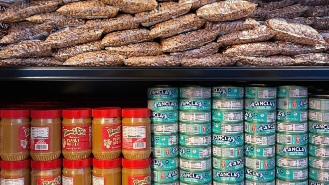 食品储藏室里装满了各种各样的食物,包括豆子、花生酱和水浸金枪鱼。
