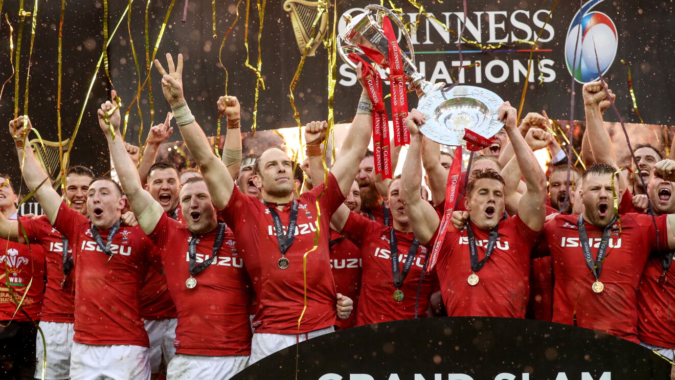Alun Wyn Jones lifts the Guinness Six Nations trophy in team photograph 2019