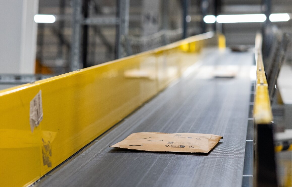 Neue Amazon Papierverpackung auf dem Transportband in einem Logistikzentrum.