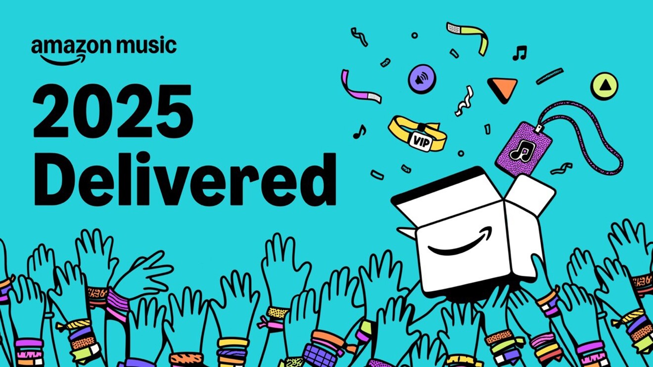 水色の背景に、カトゥーン風のイラスト。Amazonロゴ入りの箱に向かって、リストバンドを巻いたたくさんの手が差し伸べられている。左上に黒で「2025 Delivered」の文字。