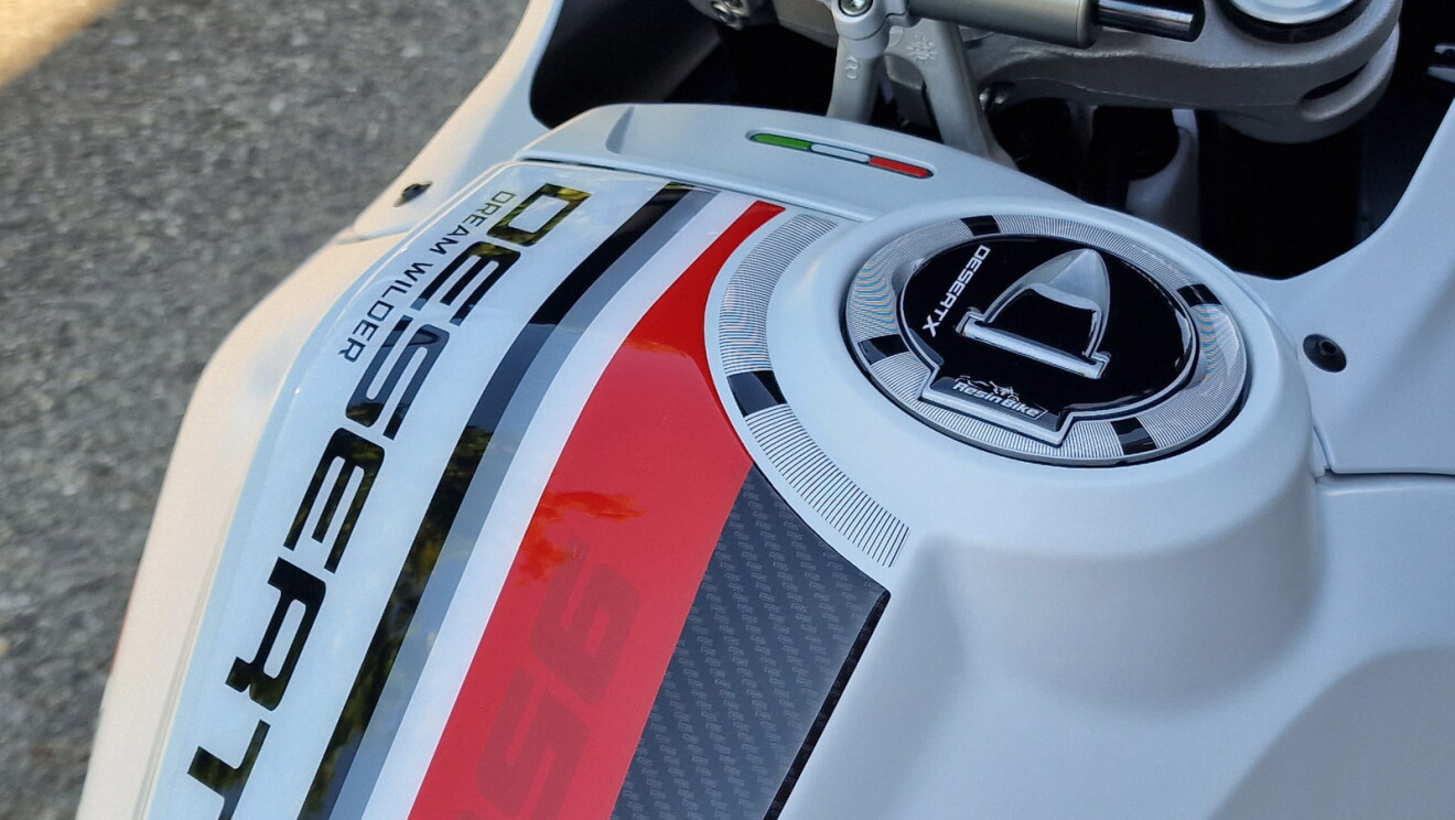 Primo piano di un adesivo per moto della linea di Resin Bike. 