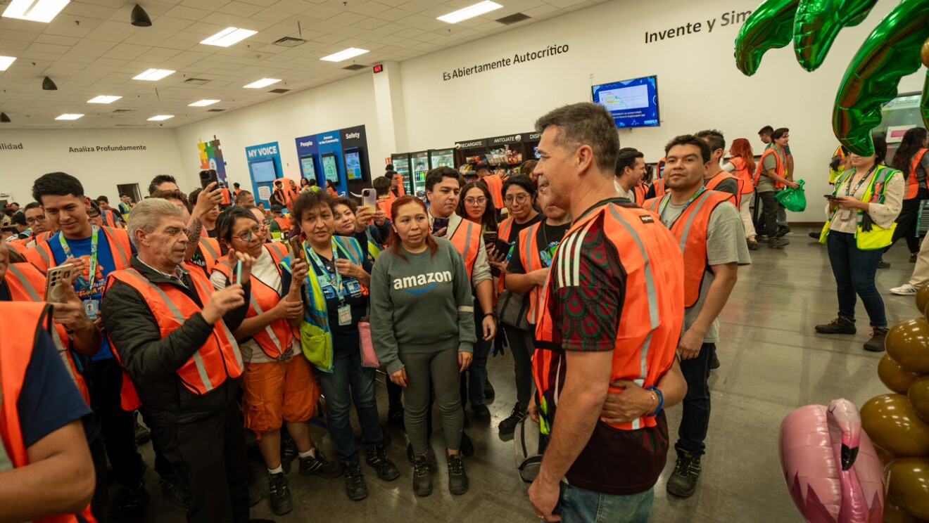 Jared Borgetti visitó el centro de envíos de Amazon MEX3