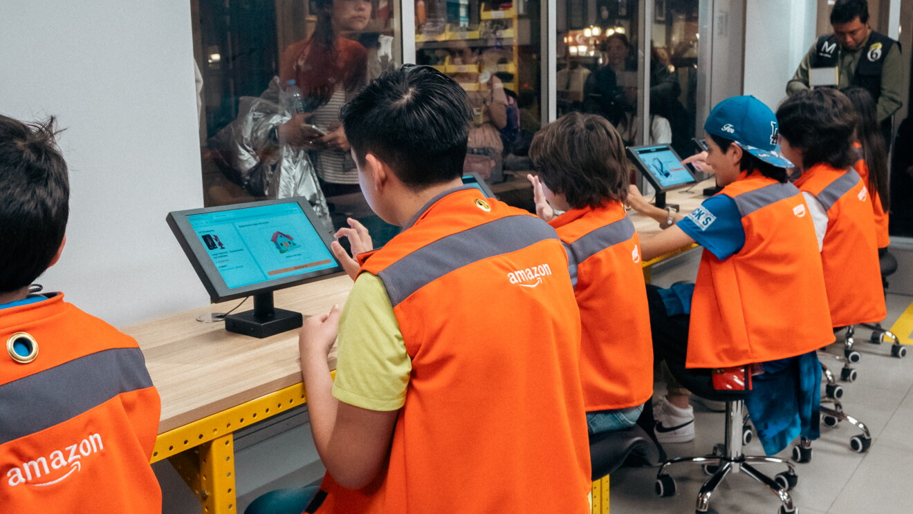 Seis adolescentes y niños con un chaleco de Amazon en Kidzania. 