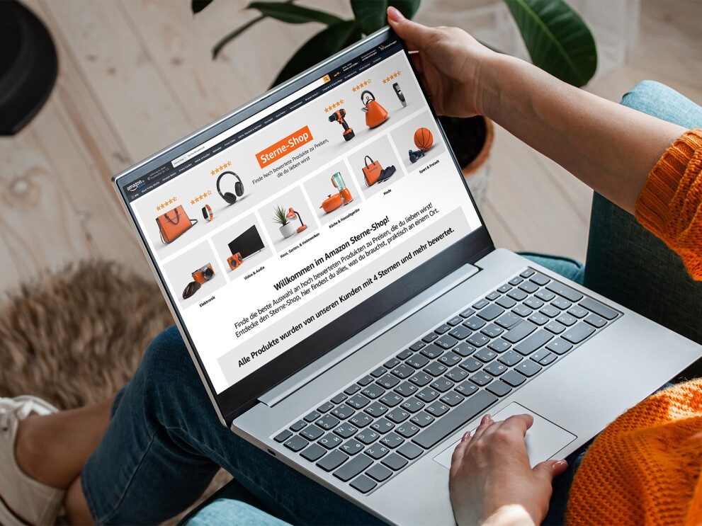 Ein offener Laptop der auf dem Bildschirm den Amazon Sterne-Shop zeigt.