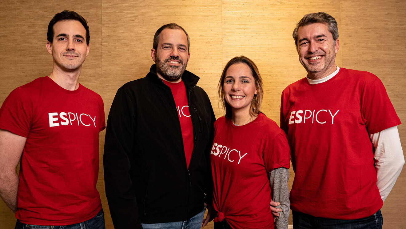 Jean Paul Desenne, Logistics&sales, Juan Vucente Casanova, CEO,  Doreen Cantor, Marketing Director y Fernando Carrera, CFO. Todos ellos visten una camiseta roja de manga corta con la palabra Espicy en blanco. 