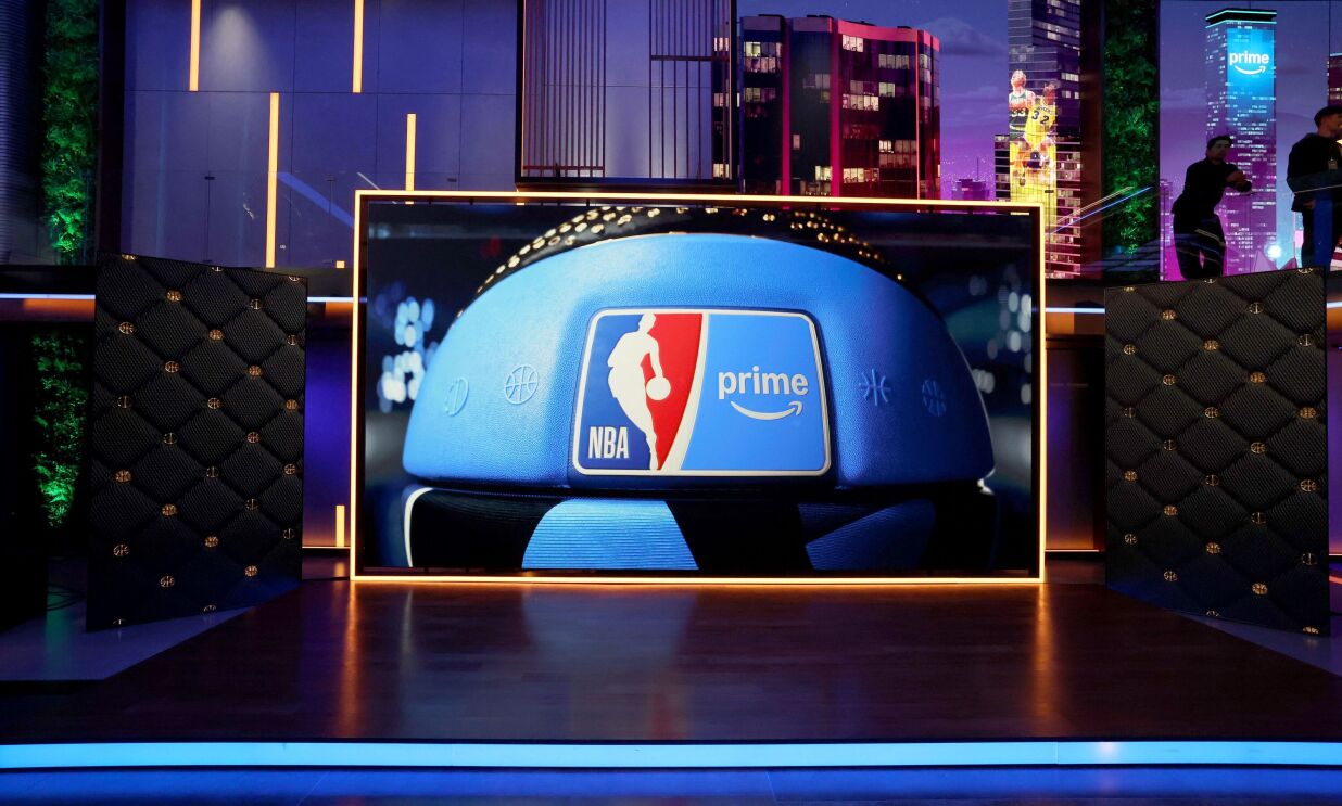 Une image d'un écran montrant un ballon de basket avec un logo NBA et Prime dessus