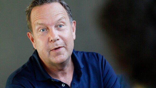 Ralf Kleber im Porträt, er blickt in die Kamera