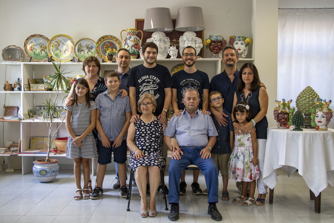 Ritratto della famiglia Romano all'interno del loro negozio di ceramiche