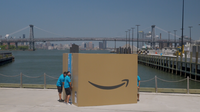 三个人,一起打开一个巨大的'盒子推出2018天'拆箱的顶蓬执行事件。