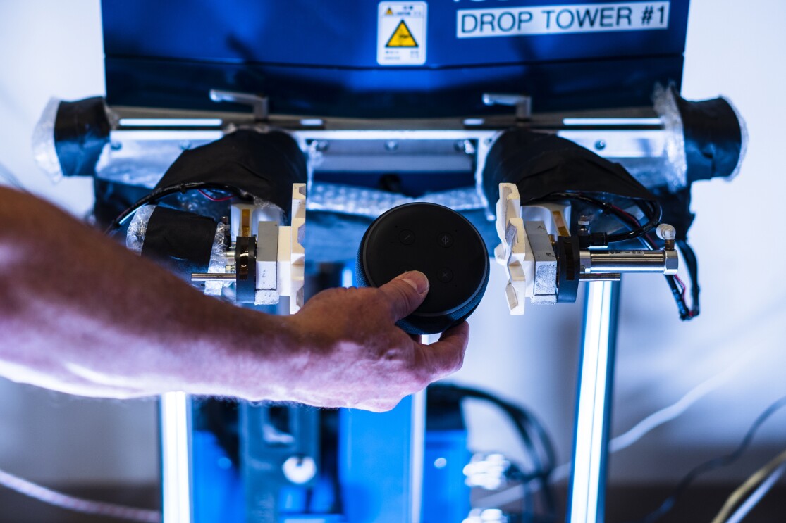 Ein Mann legt ein Gerät zum Test in eine Vorrichtung.