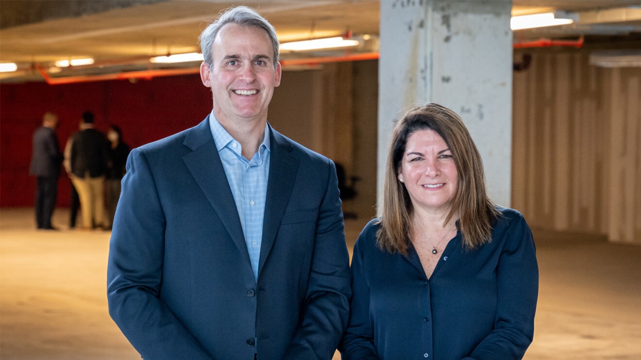 一个男人和一个女人微笑的图像。