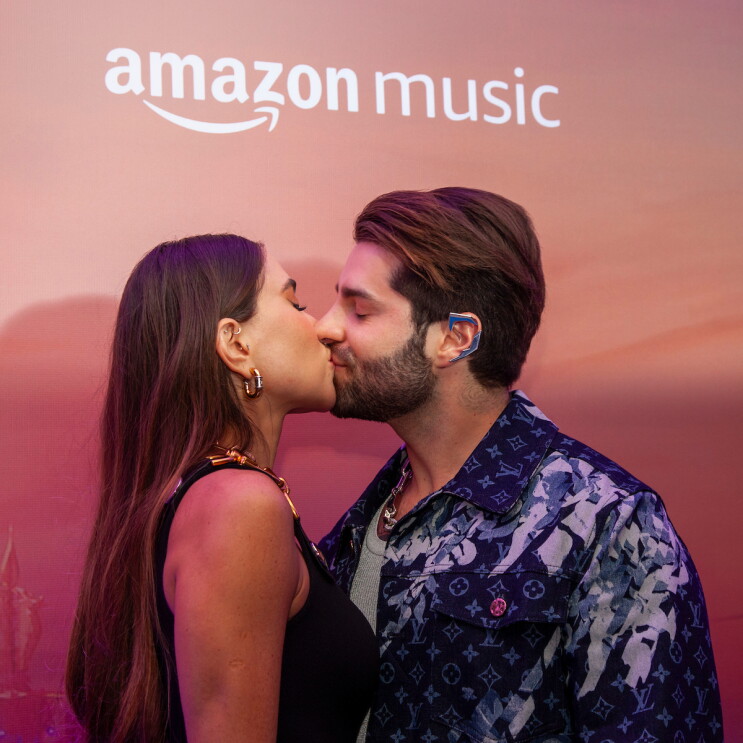 Alok e a esposa no lançamento do documentário We Are Tomorrow