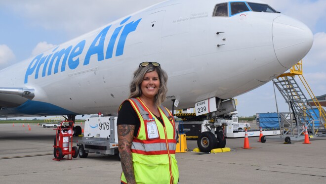 肯塔基航空枢纽员工在装载区与设备一起工作的图像。