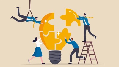 Disegno di quattro persone che cercano di creare una lampadina a forma di puzzle.