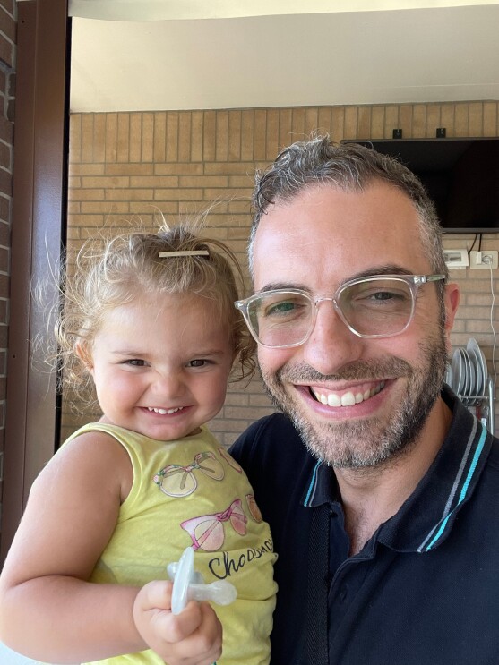 Un uomo e una bambina