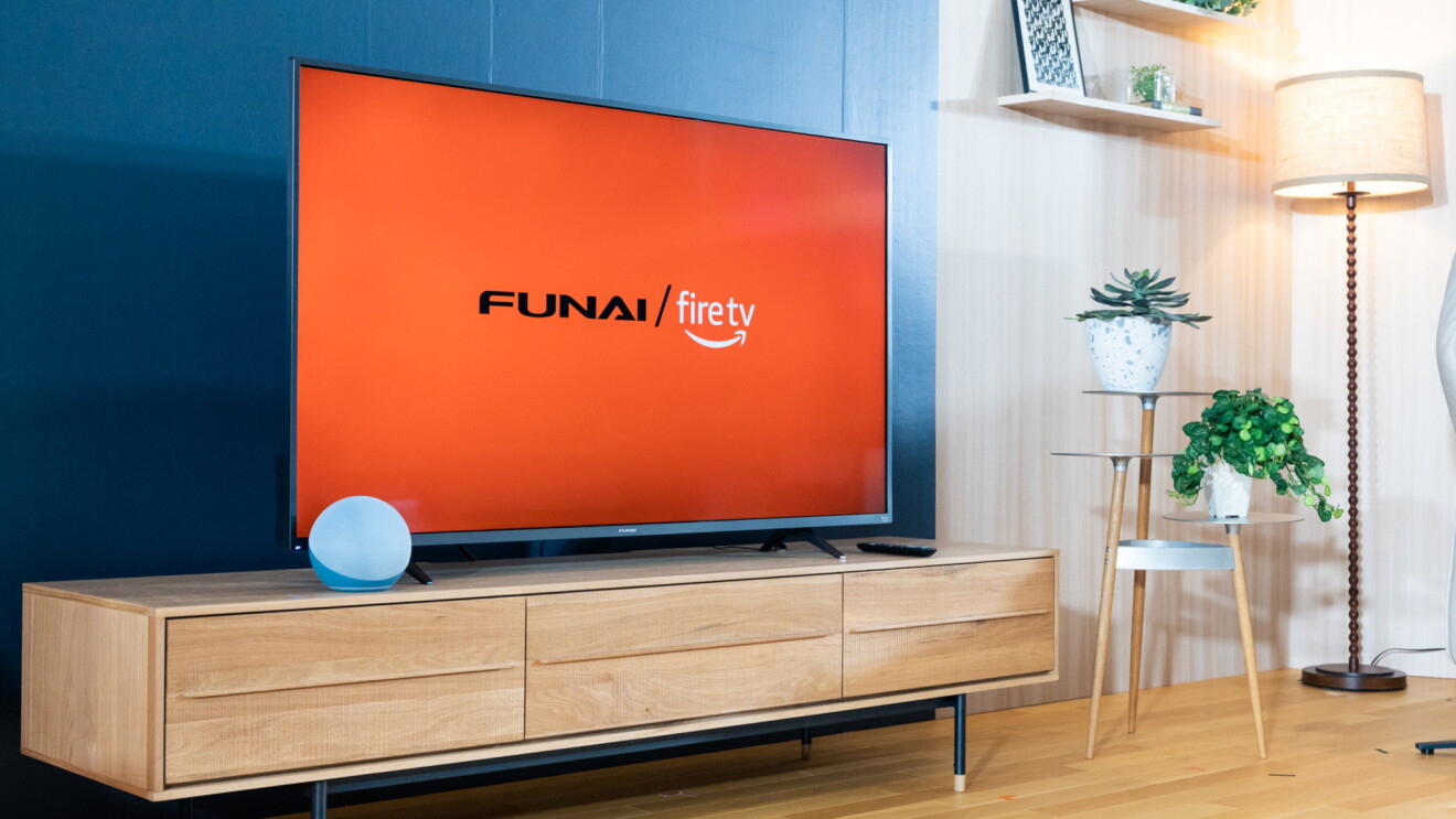 リビングに置かれた大型サイスの「FUNAI Fire TV搭載スマートテレビ」。その手前にAmazon Echoが置かれている