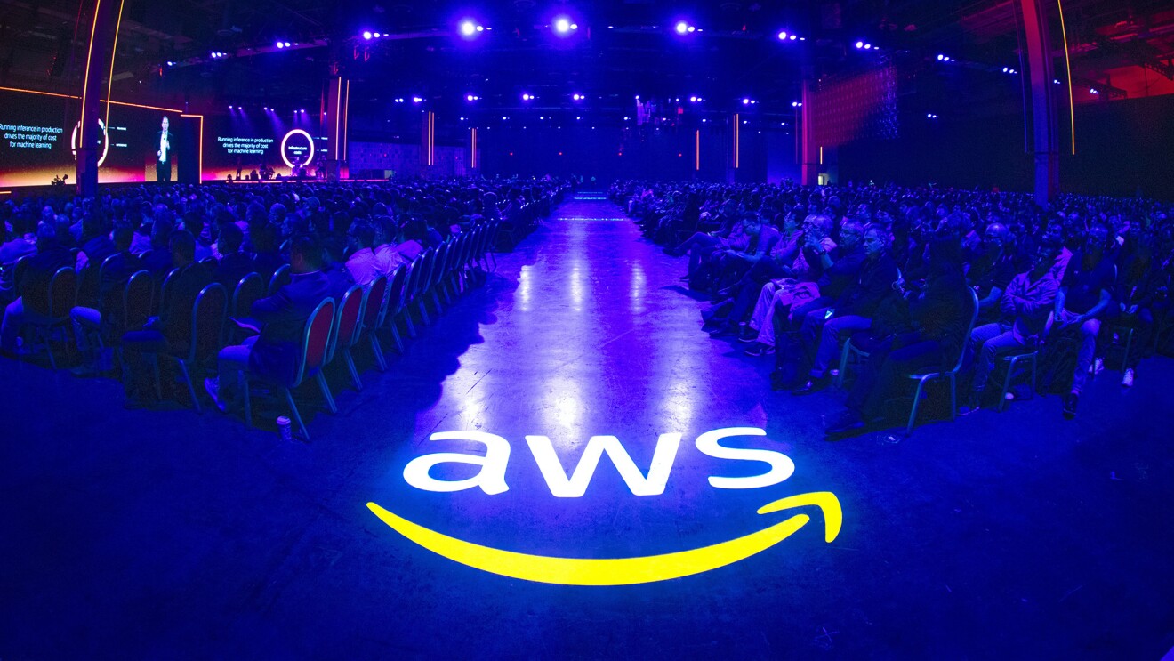 图像从AWS re:发明会议在拉斯维加斯,内华达州