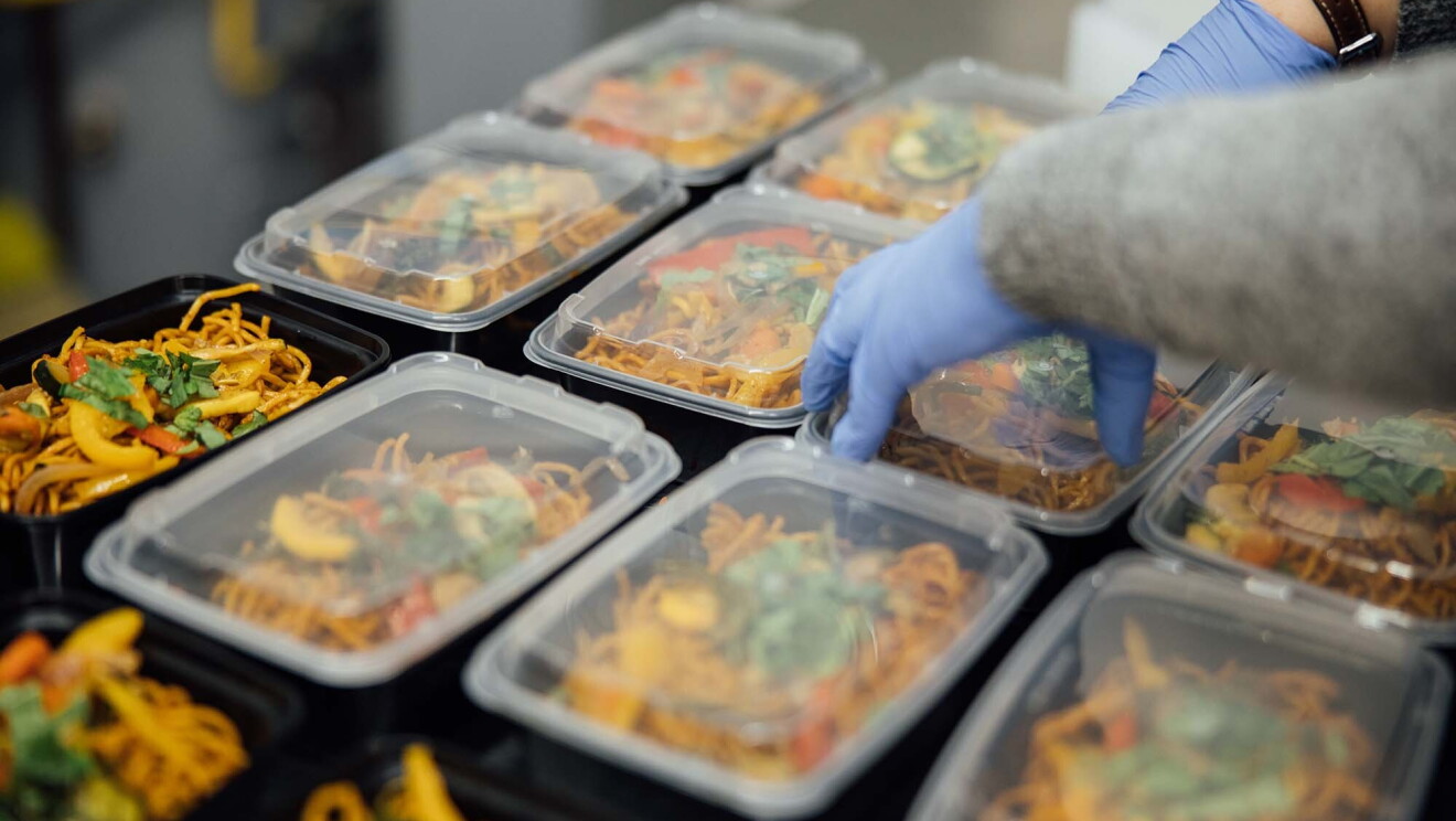 Amazon se alía con agencias locales para entregar alimentos a los más vulnerables por el COVID-19.