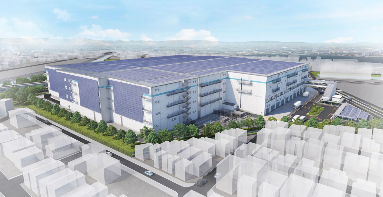 大規模物流施設の空撮イメージ。広大な屋根前面および手前の壁面に太陽光パネルを配置。白い建物の周囲には緑地帯が整備され、外側にはダミーの白い長方形で市街地を表現している。建物の左奥に大きな川。