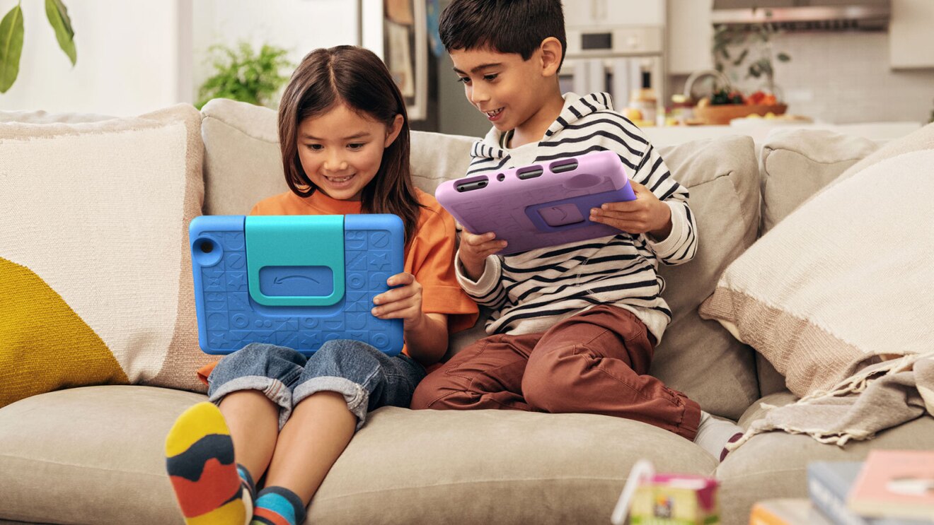 一个孩子的形象使用亚马逊的平板电脑在家里孩子火。