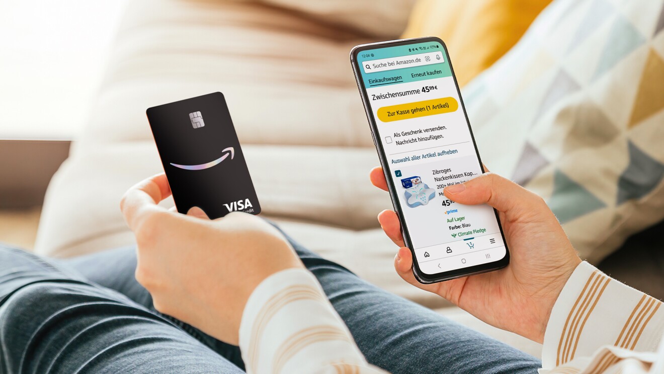 Amazon-Kunde kauft mit der Amazon Kreditkarte über das Smartphone ein.