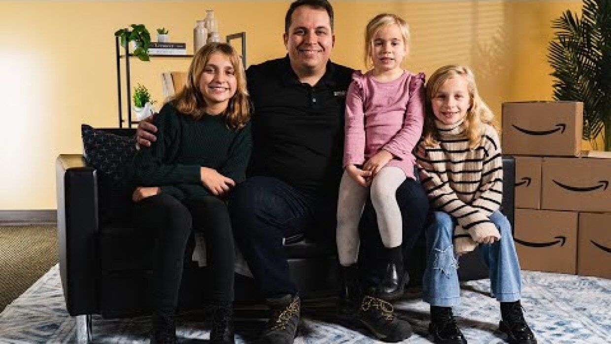 Des employés d’Amazon à Lachine, au Québec, amènent leurs enfants au travail