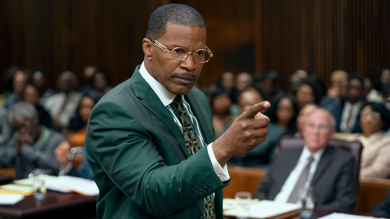 Jamie Foxx in the movie The Burial, pointing while standing in a courtroom.