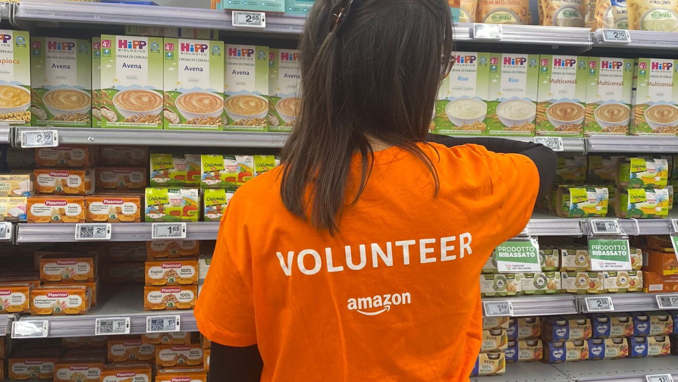 Amazon amployee volunteering for the 2023 Food Collection Day