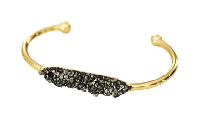 由T. Victoria制作的由原宝石和半宝石制成的手工珠宝。