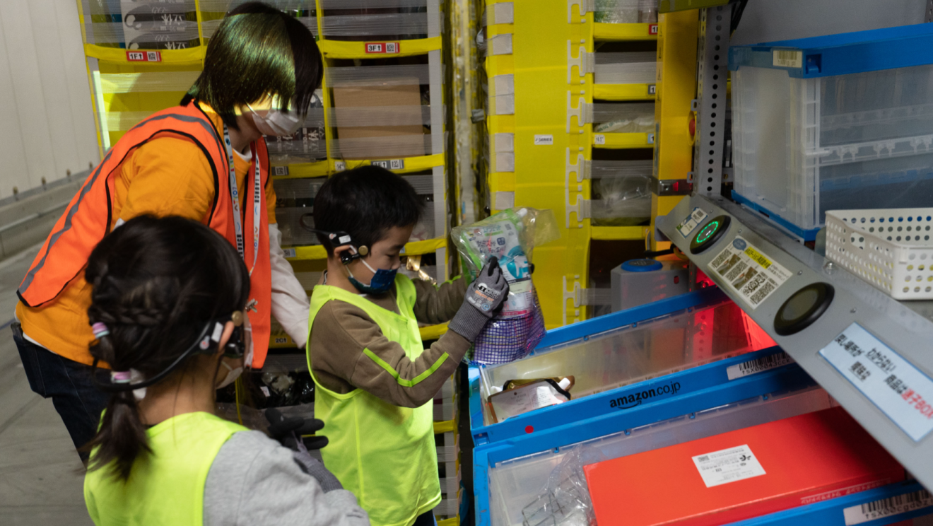 Amazon Cyber Robotics Challengeに参加した小学生たちがAmazonの物流拠点を見学 - About Amazon ...
