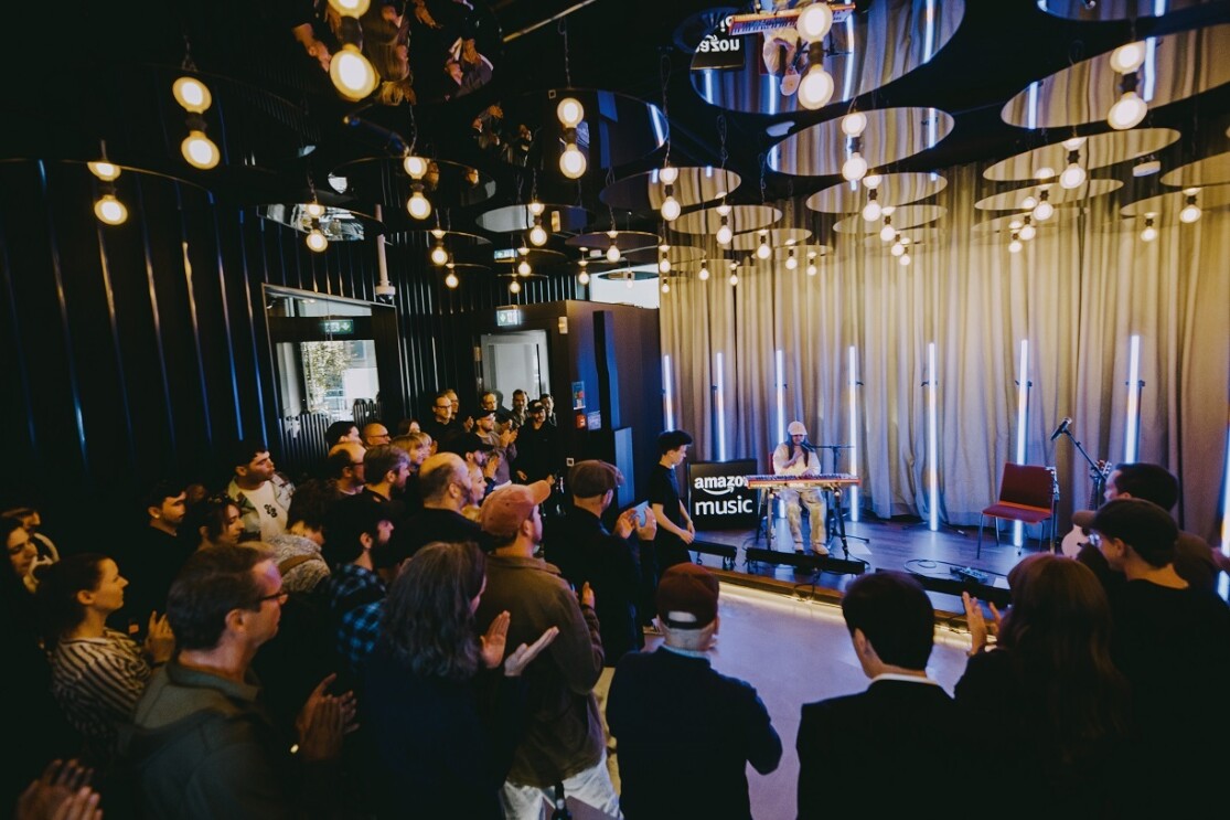 Bei der Eröffnung des neuen Amazon Büros in Berlin tritt die Musikerin Luna vor Zuschauern auf.