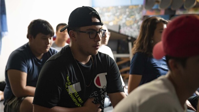 高中生在使用新的Alexa技能“保持冷静”时练习正念冥想