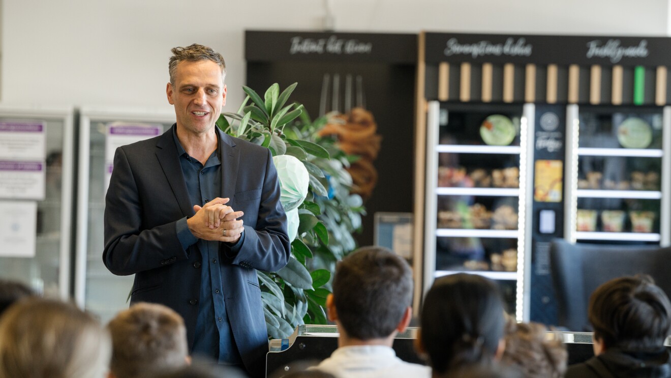 Schüler:innen bei einem Besuch des Amazon Verteilzentrums in Wien.