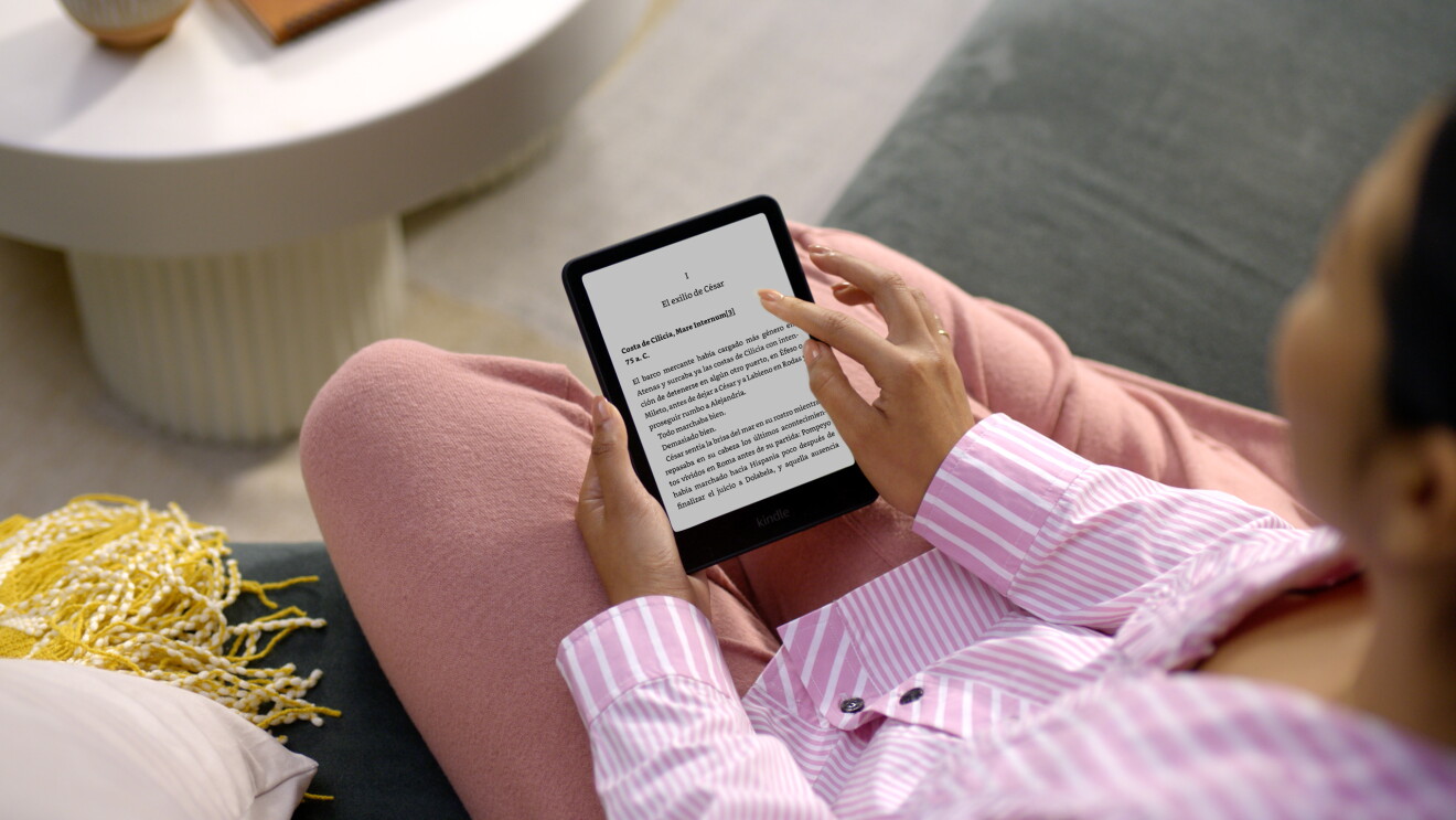 Mujer leyendo en un Kindle